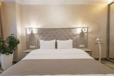 Standard room with queen bed and garden view at Joynexa hotel